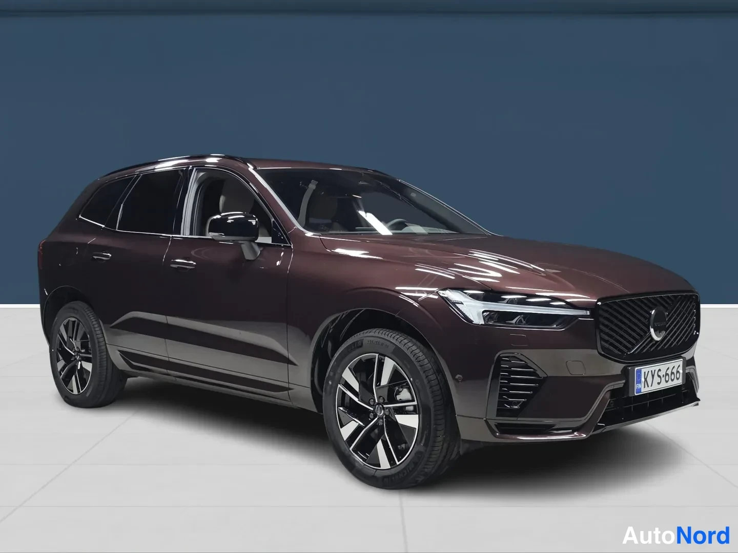 Brun Volvo XC60 2027, snett framifrån, fronten åt höger, bild 2