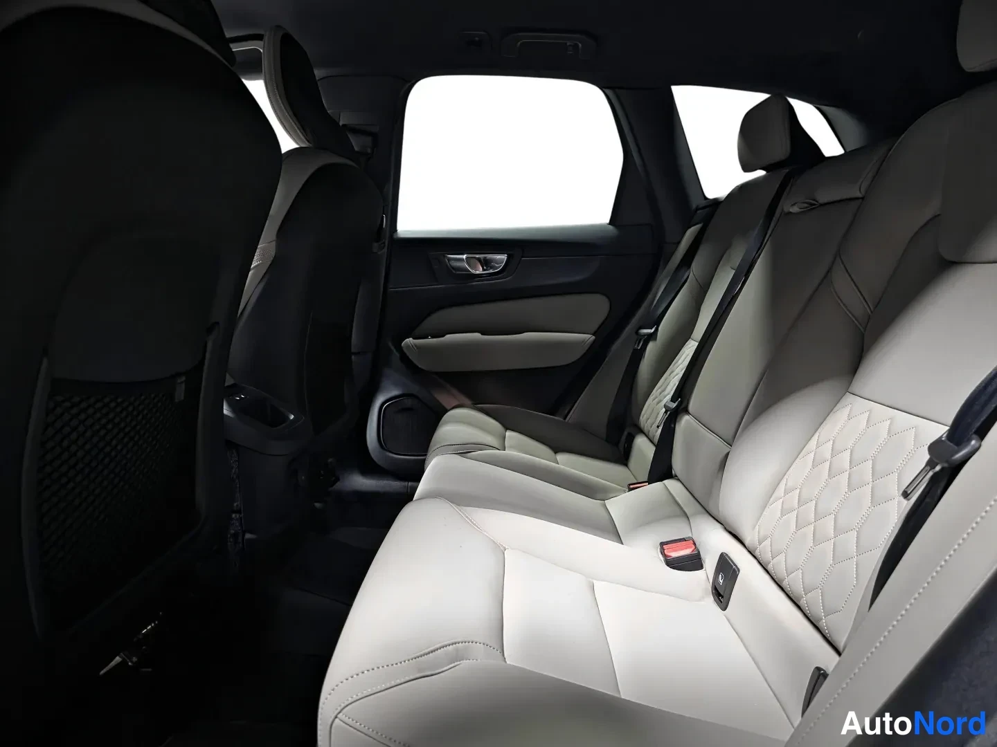 Brun Volvo XC60 2027, bild 9