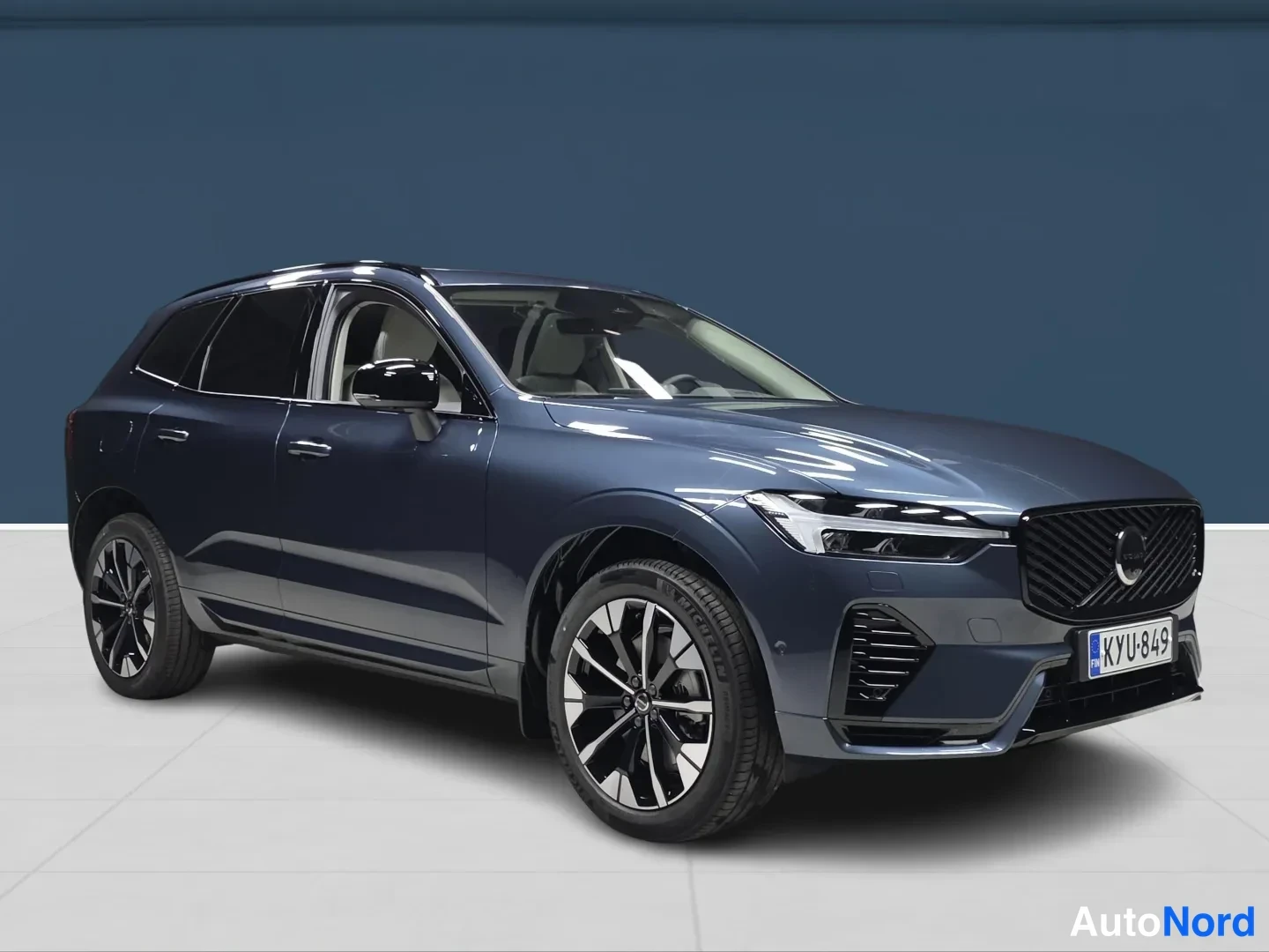 Blue Volvo XC60 2027, front three-quarter, nose to the right, photo 2