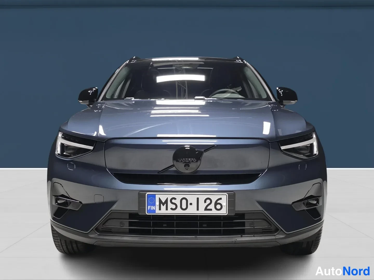 Sininen Volvo EX40 2027, edestä, kuva 3