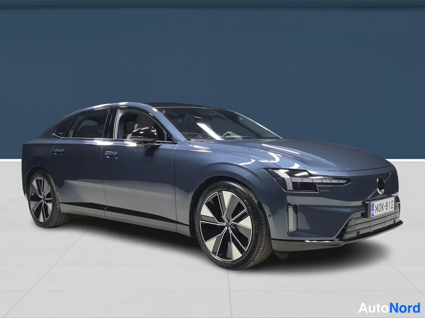 Sininen Volvo ES90 2026, etuviisto, keula oikealle, kuva 2