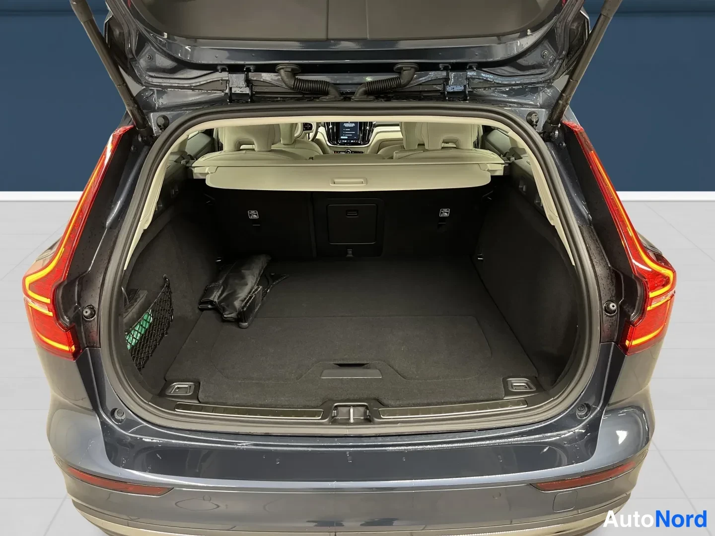Sininen Volvo V60 2026, takaa, kuva 7