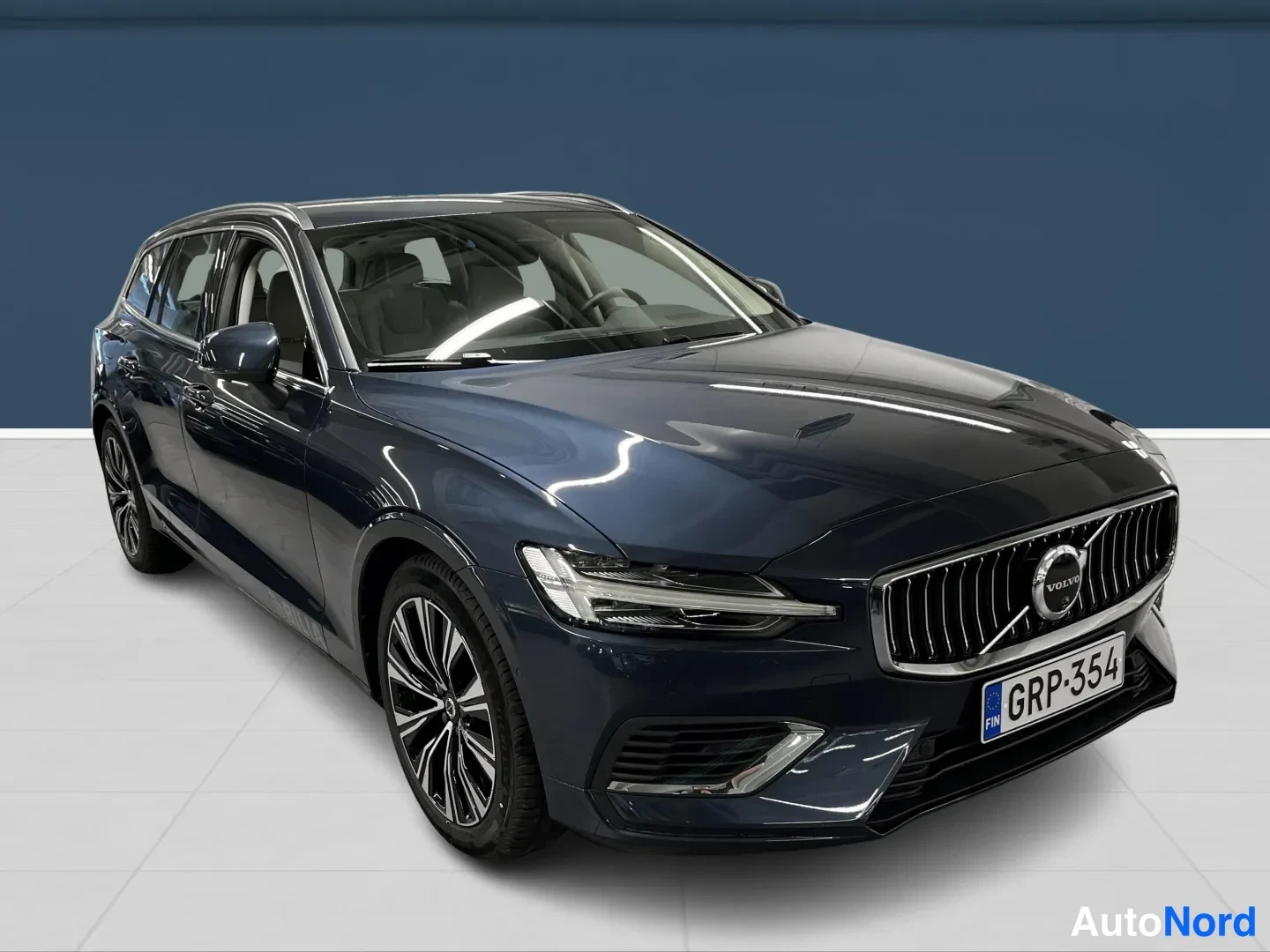 Sininen Volvo V60 2026, etuviisto, keula oikealle, kuva 2