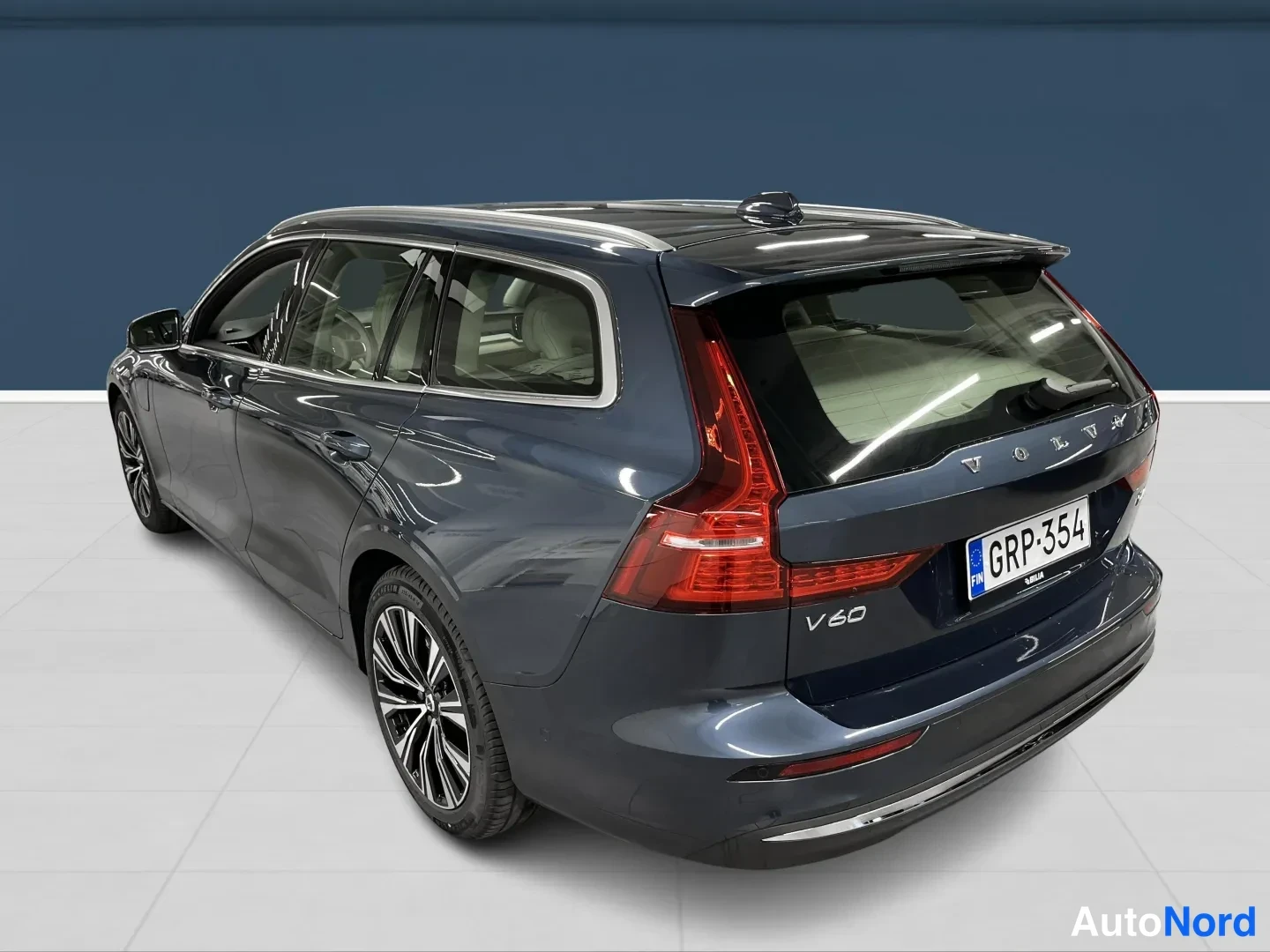 Sininen Volvo V60 2026, takaviisto, kuva 4