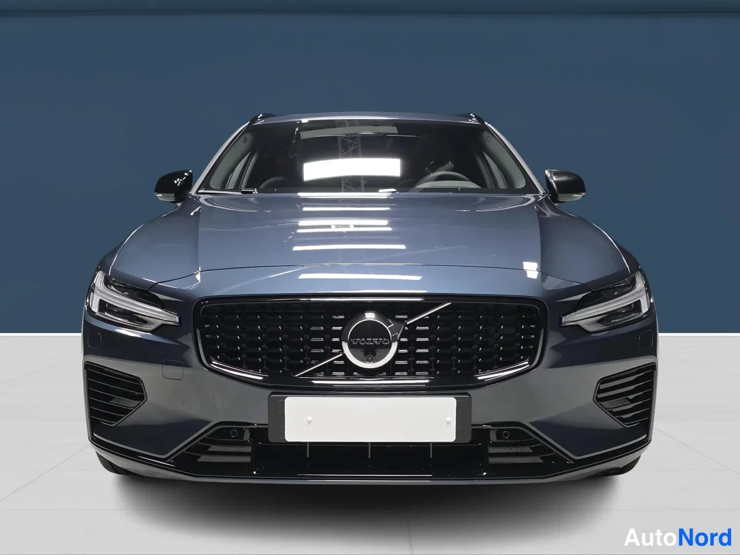 Sininen Volvo V60 2026, edestä, kuva 3