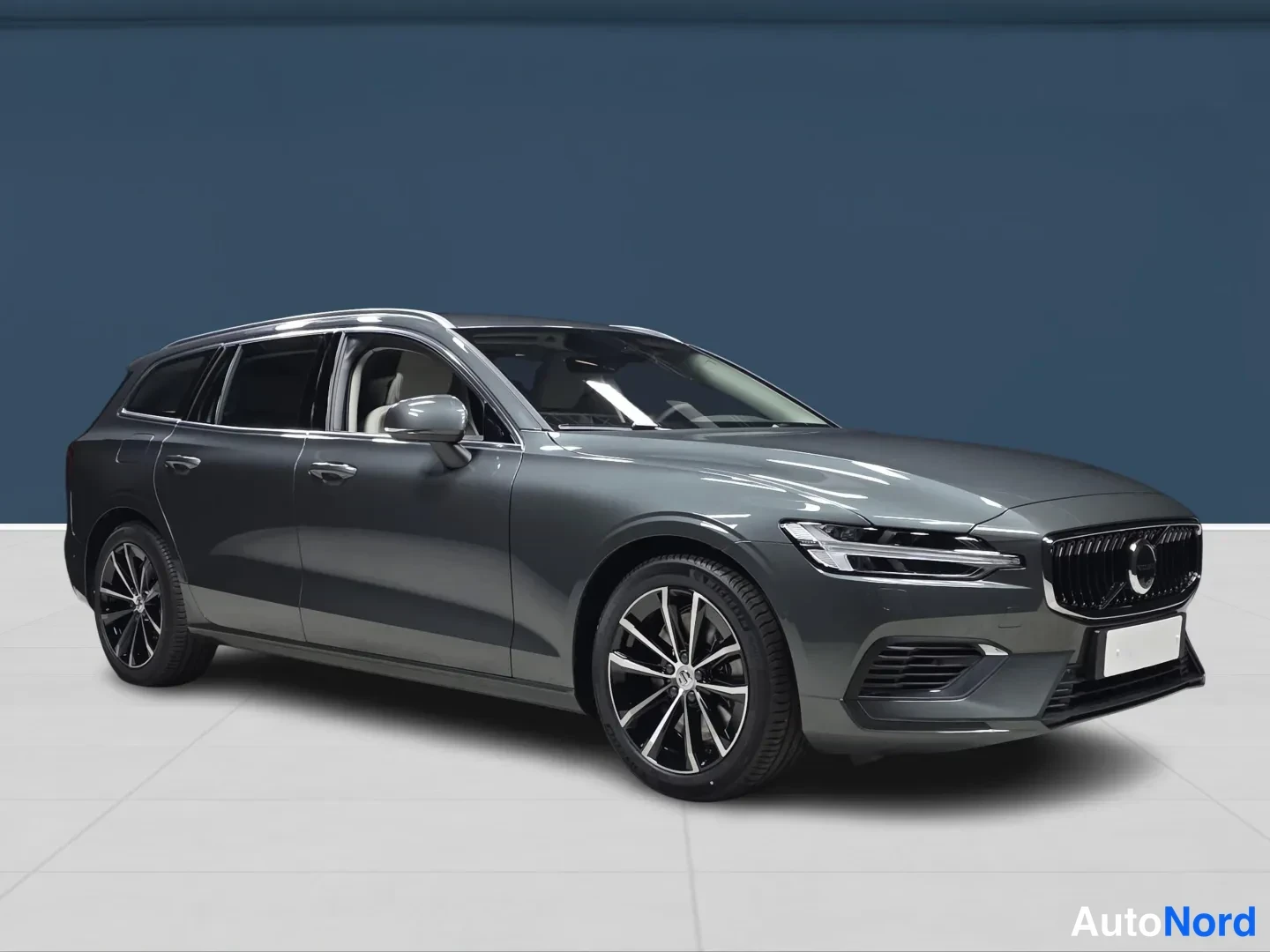 Vihreä Volvo V60 2026, etuviisto, keula oikealle, kuva 2