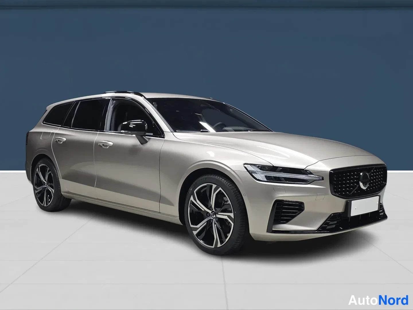 Beige Volvo V60 2026, etuviisto, keula oikealle, kuva 2