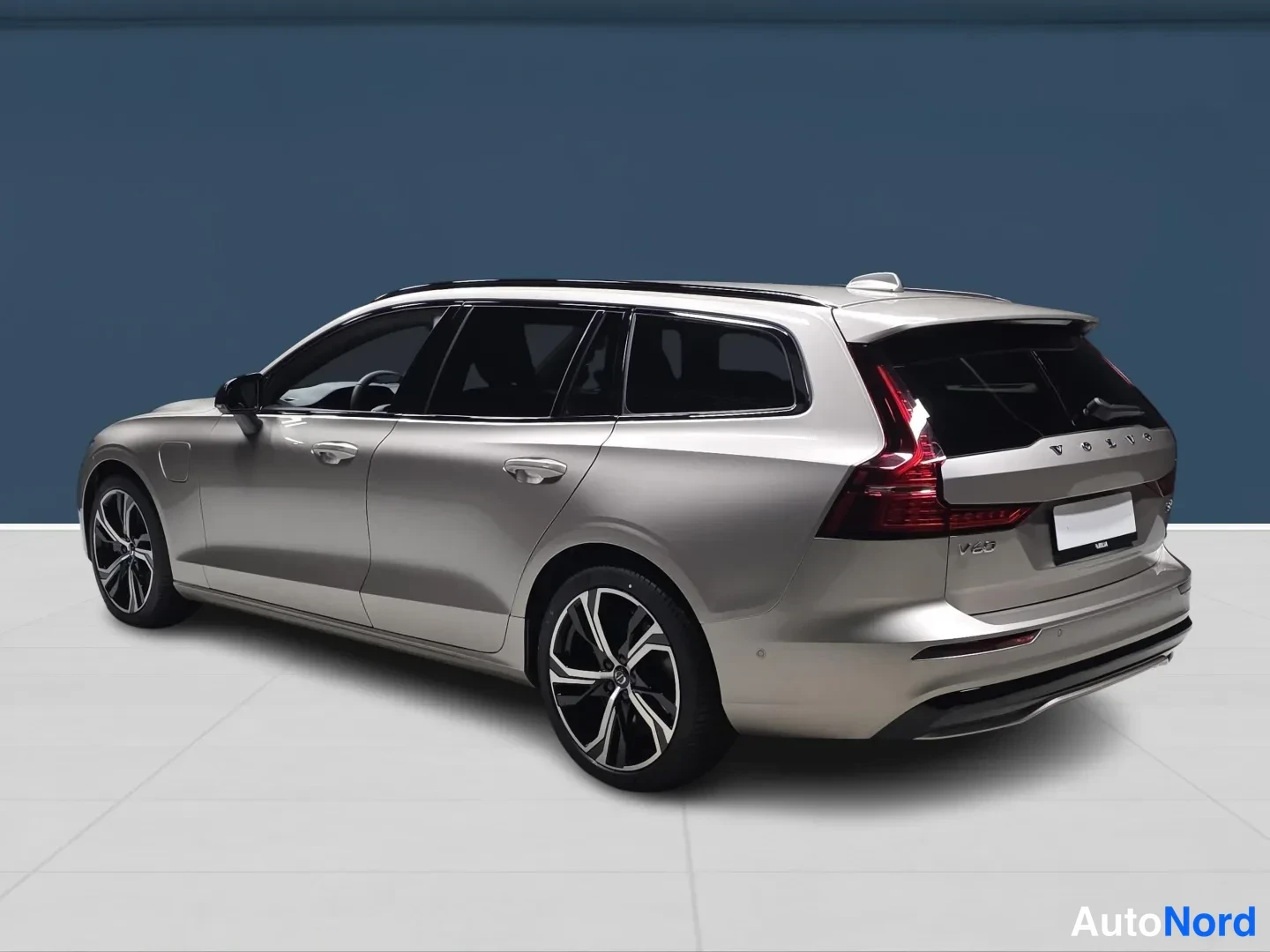 Beige Volvo V60 2026, takaviisto, kuva 5