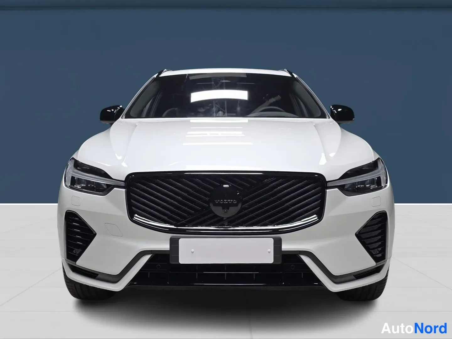 Valkoinen Volvo XC60 2027, edestä, kuva 3