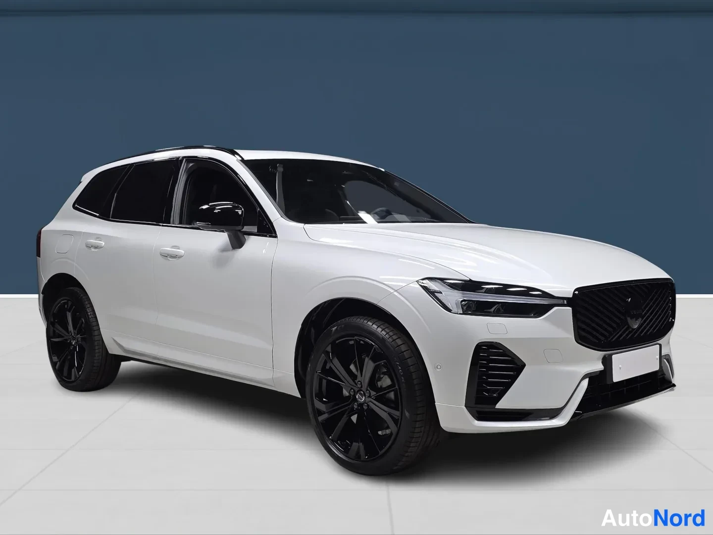 Valkoinen Volvo XC60 2027, etuviisto, keula oikealle, kuva 2