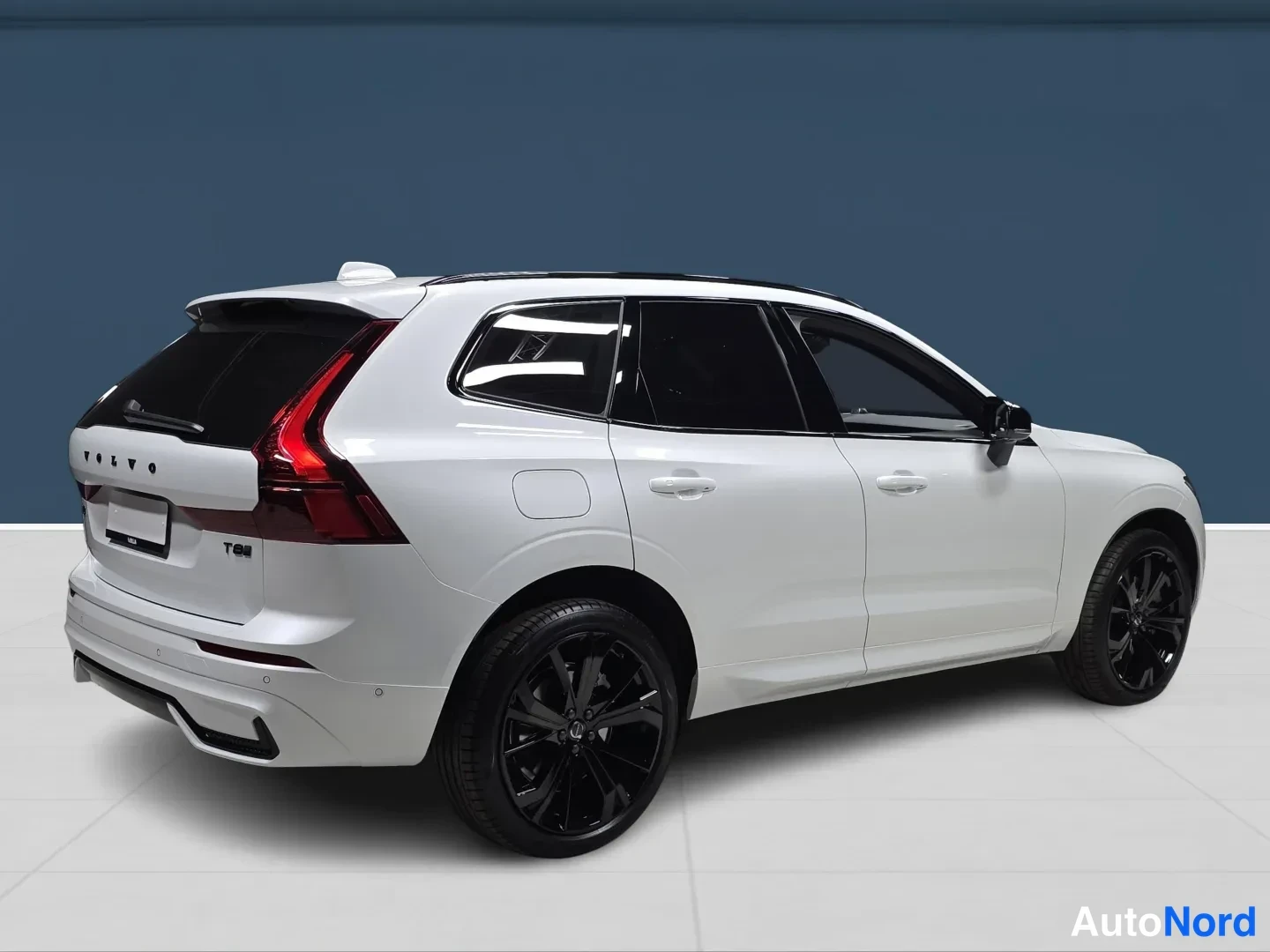 Valkoinen Volvo XC60 2027, takaviisto, kuva 4