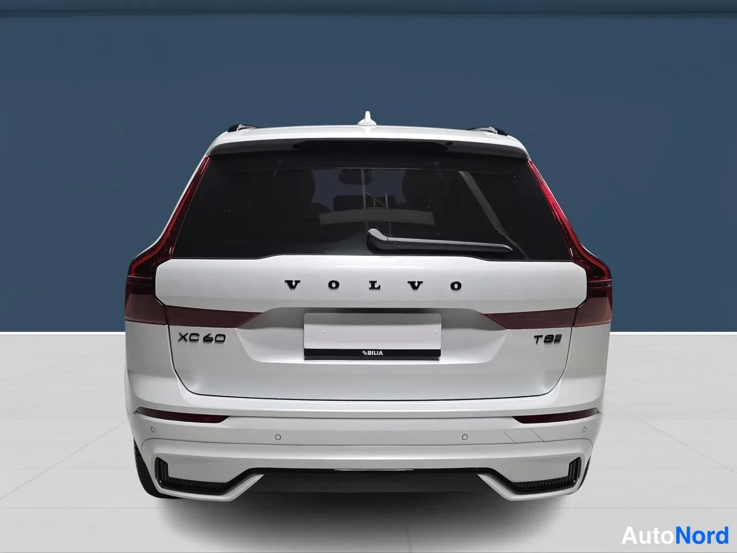 Valkoinen Volvo XC60 2027, takaa, kuva 6