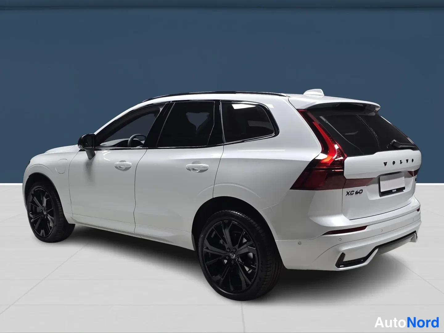 Valkoinen Volvo XC60 2027, takaviisto, kuva 5