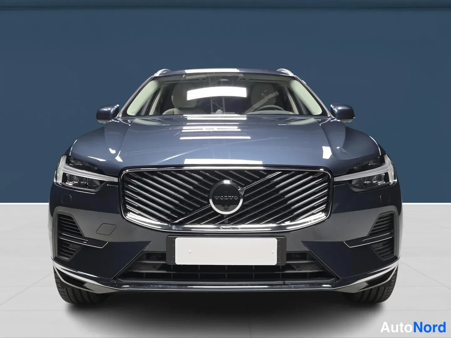 Sininen Volvo XC60 2027, edestä, kuva 2