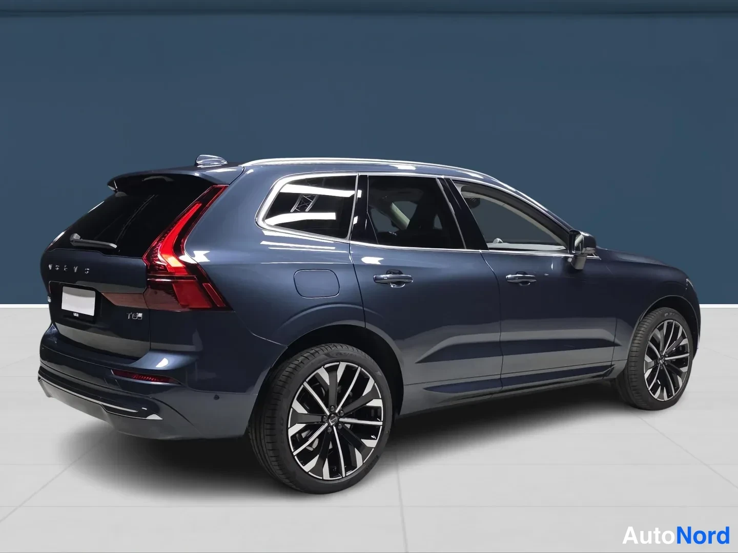 Sininen Volvo XC60 2027, takaviisto, kuva 3