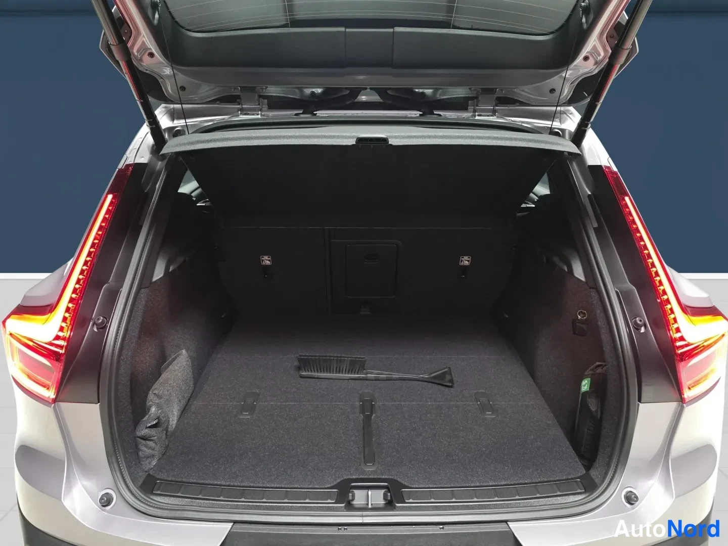 Hopea Volvo XC40 2027, takaa, kuva 10