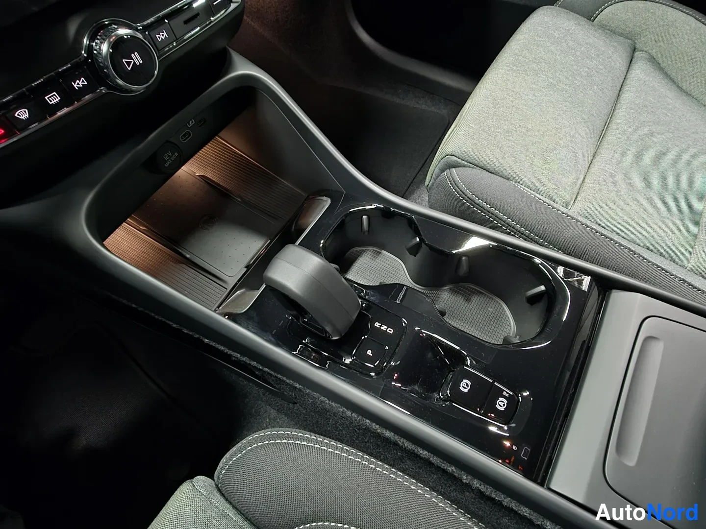 Hopea Volvo XC40 2027, etuviisto, keula vasemmalle, kuva 2
