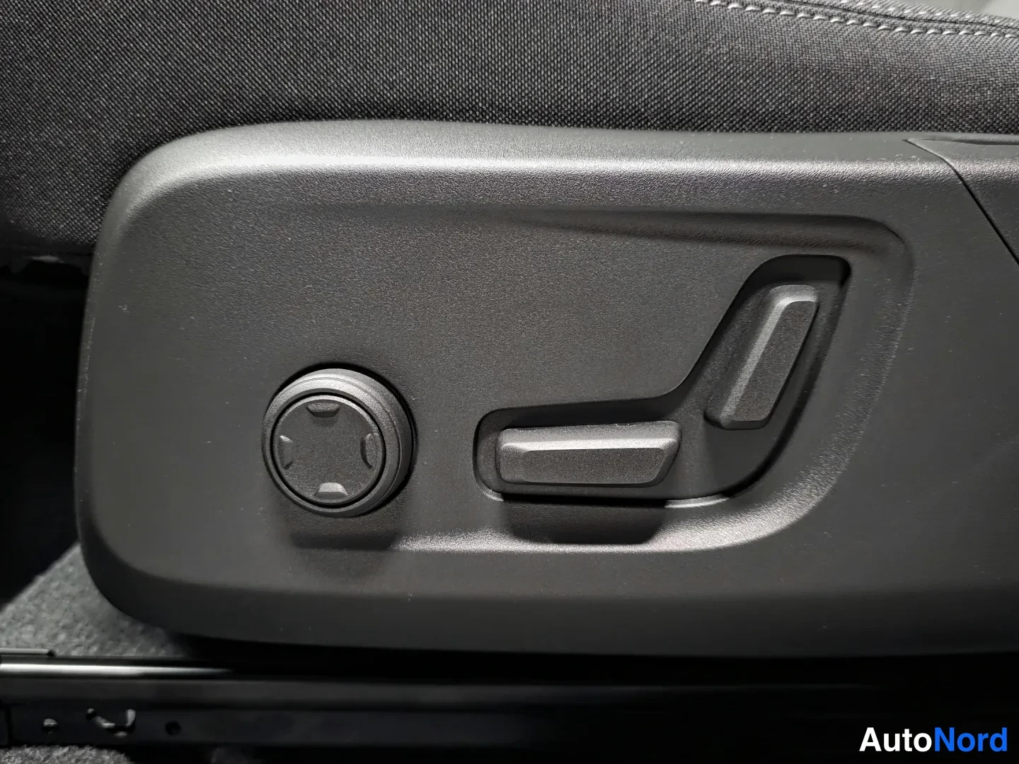 Hopea Volvo XC40 2027, etuviisto, keula vasemmalle, kuva 3