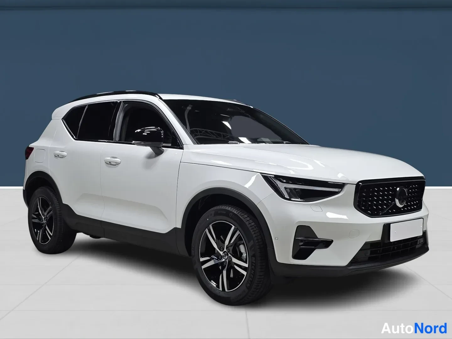 Valkoinen Volvo XC40 2027, etuviisto, keula oikealle, kuva 2
