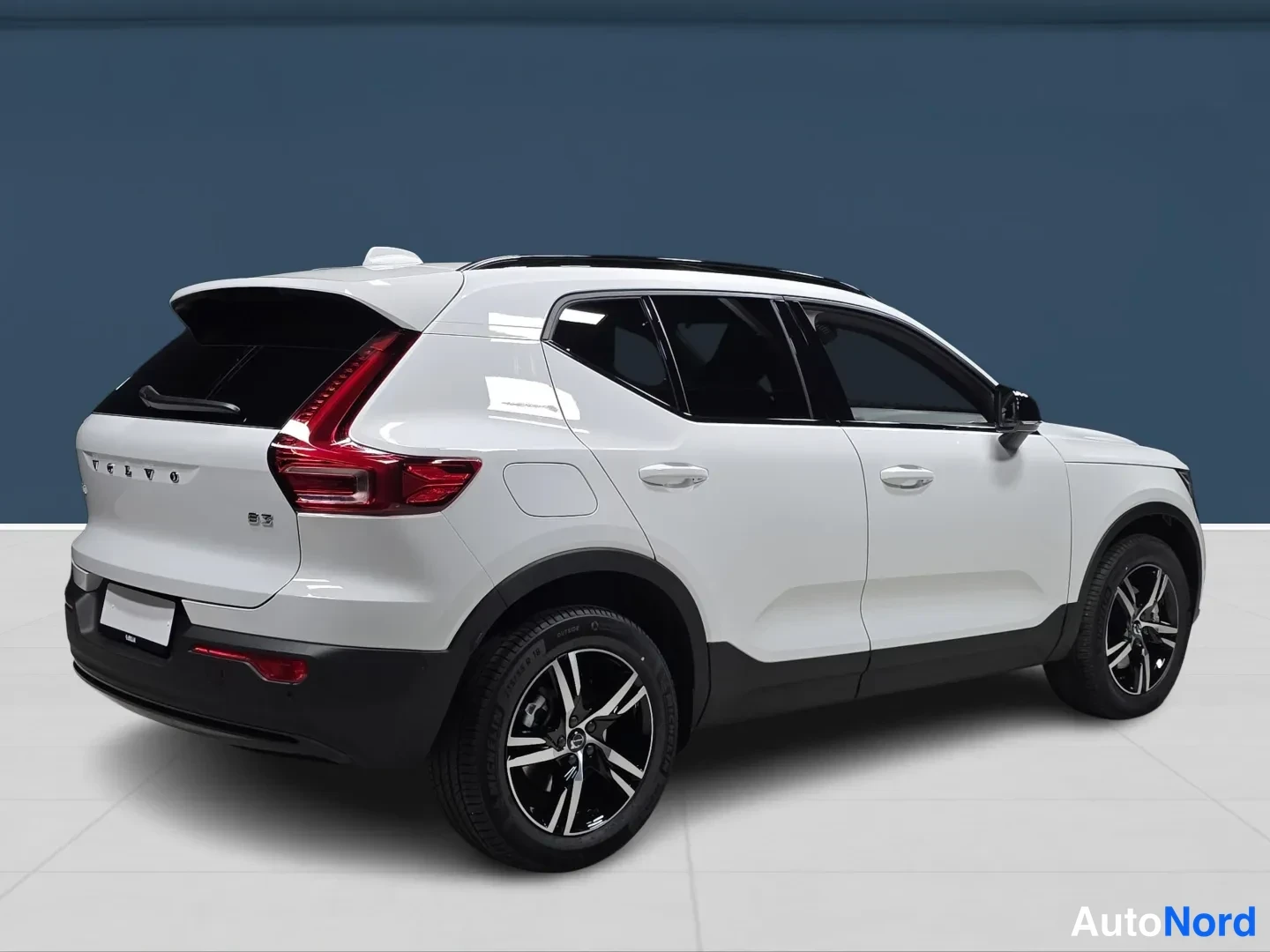Valkoinen Volvo XC40 2027, takaviisto, kuva 4