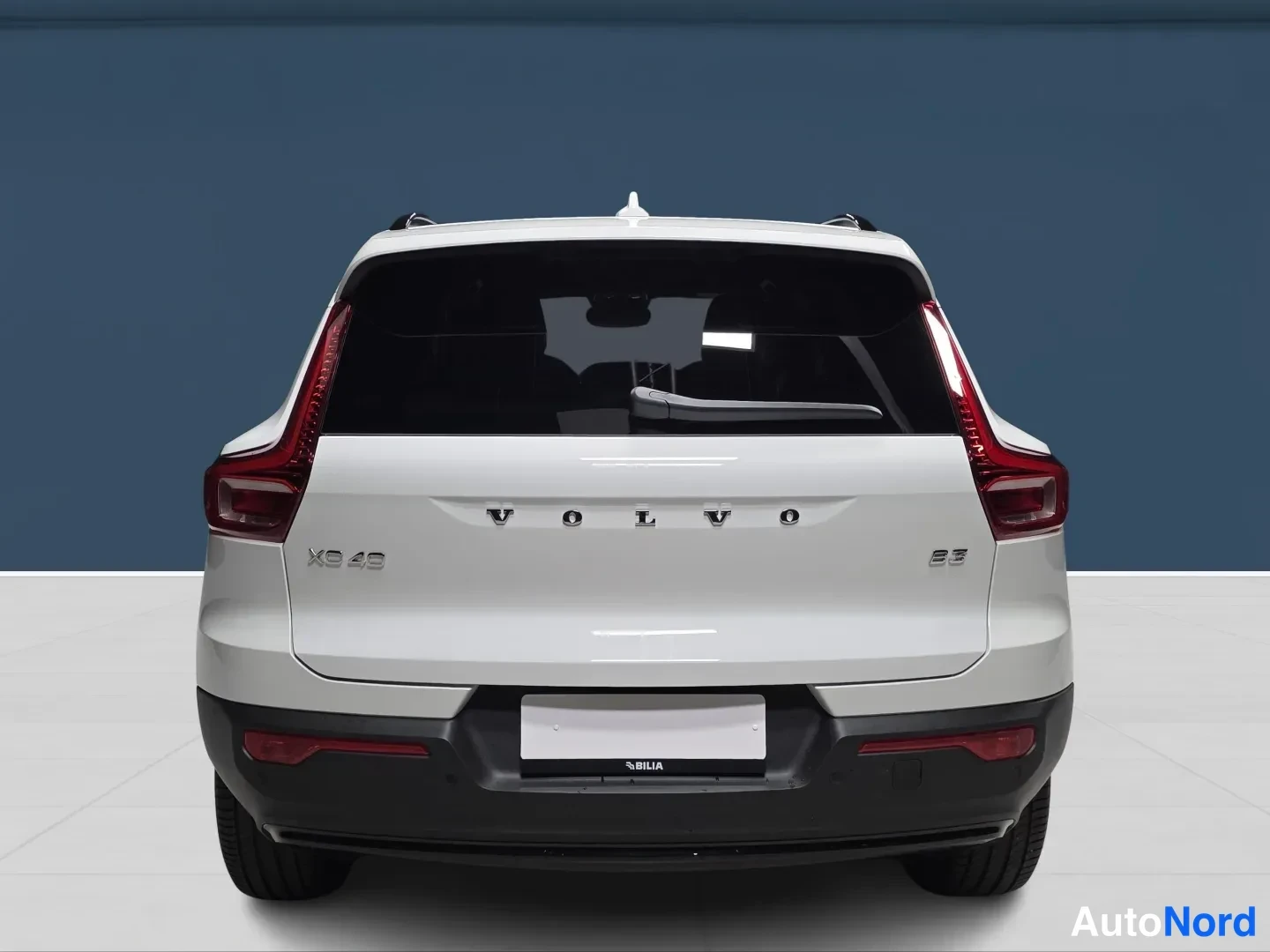 Valkoinen Volvo XC40 2027, takaa, kuva 6