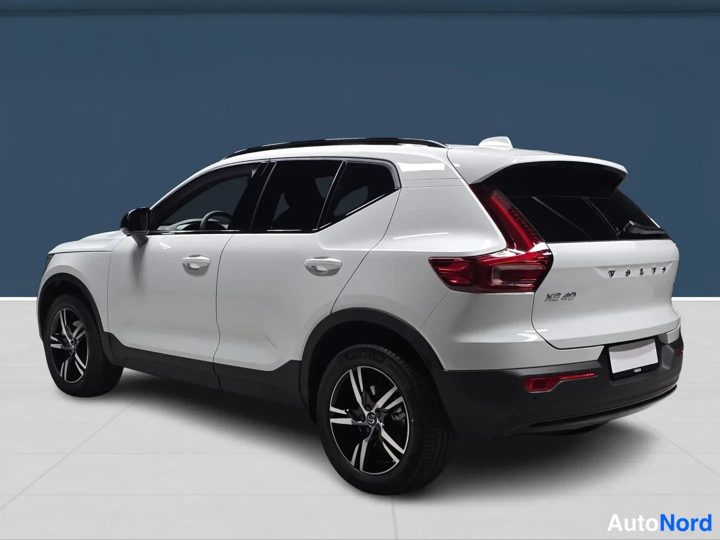 Valkoinen Volvo XC40 2027, takaviisto, kuva 5