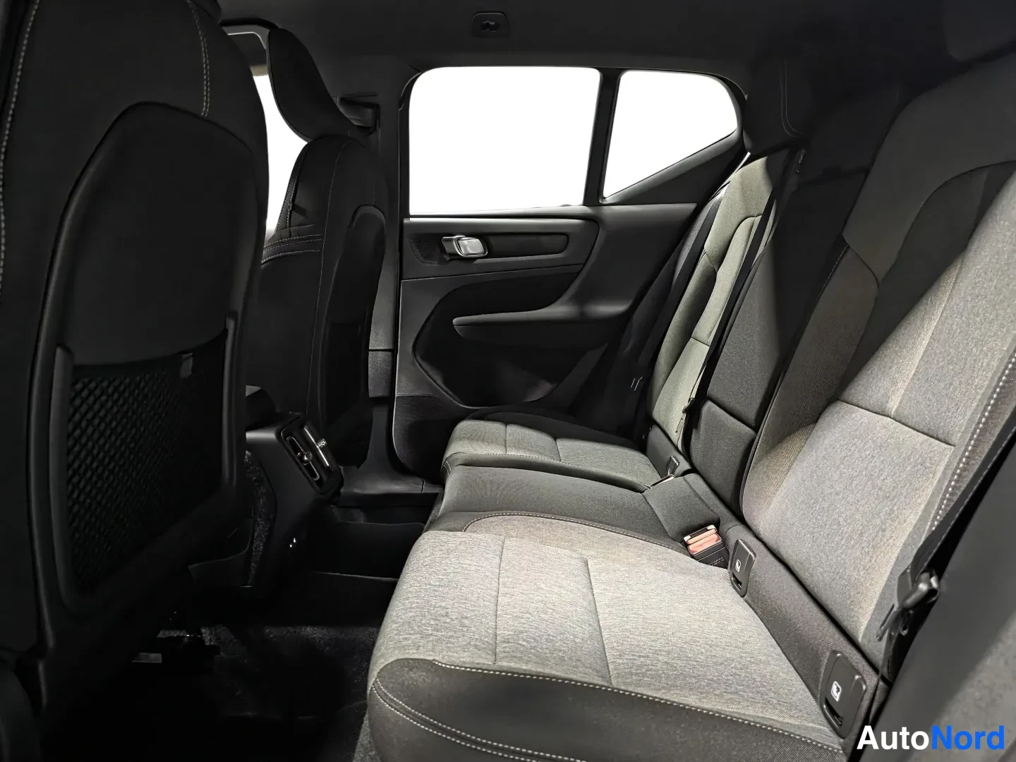 Valkoinen Volvo XC40 2027, kuva 10