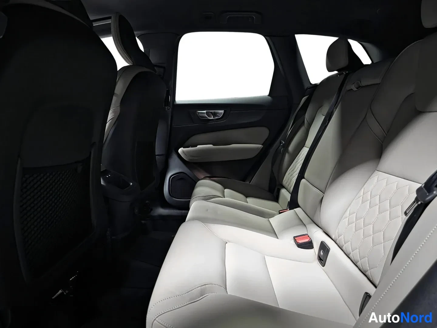Vihreä Volvo XC60 2026, etuviisto, kuva 4