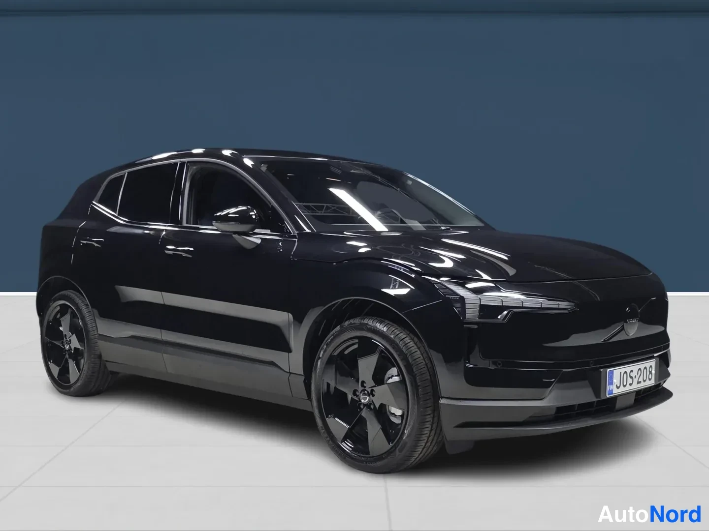 Svart Volvo EX30 2027, snett framifrån, fronten åt höger, bild 2