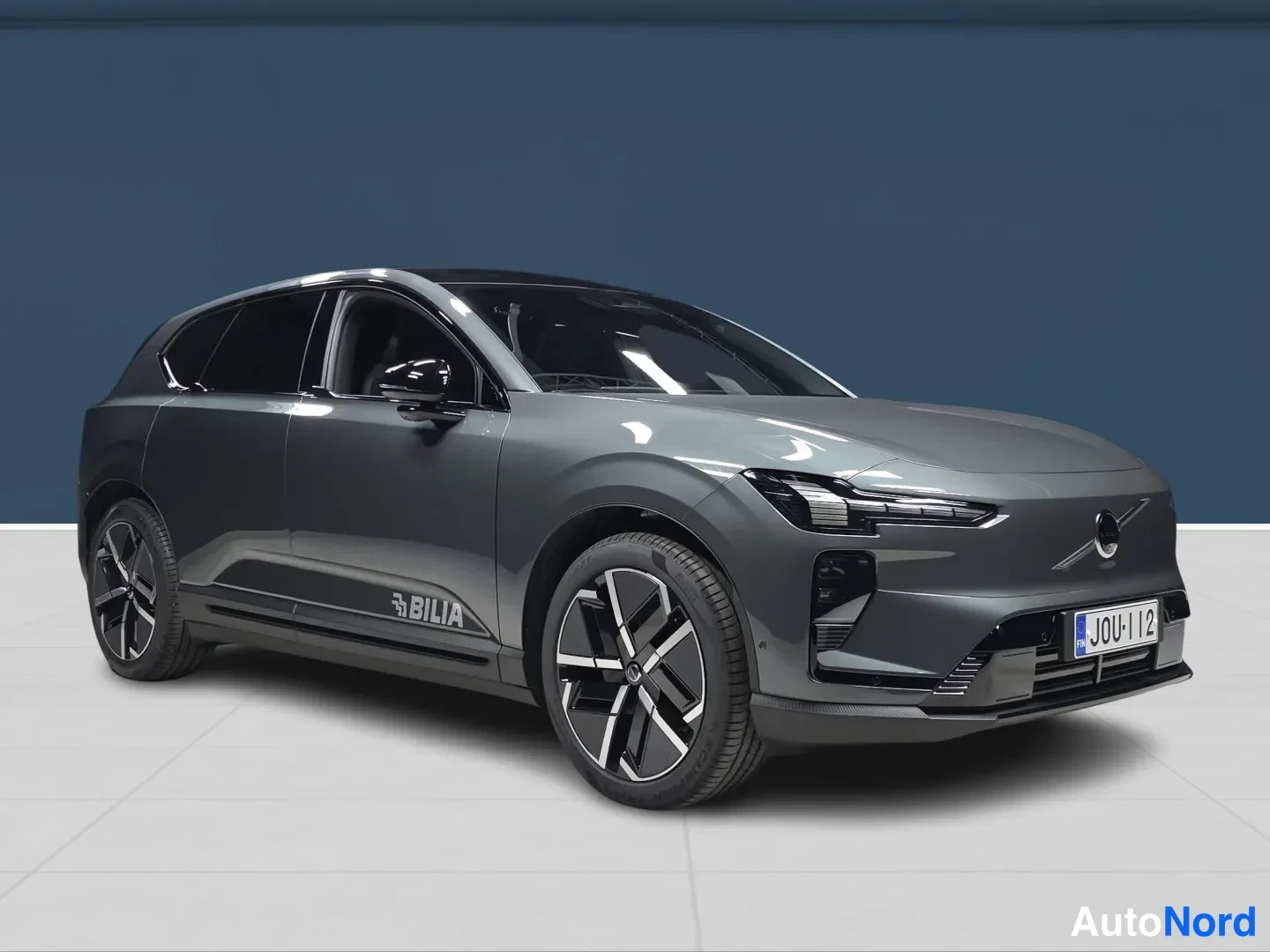 Vihreä Volvo EX60 2027, etuviisto, keula oikealle, kuva 2