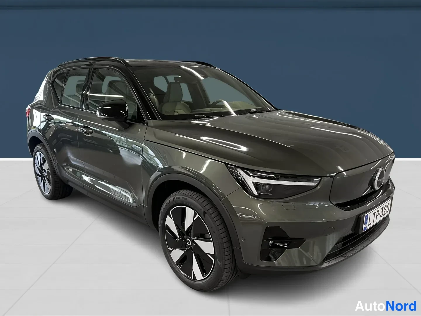 Vihreä Volvo EX40 2026, etuviisto, keula oikealle, kuva 2