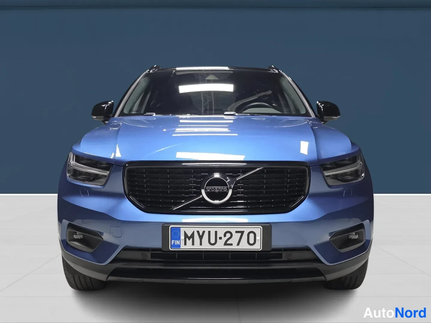 Blue Volvo XC40 2021, front, photo 3