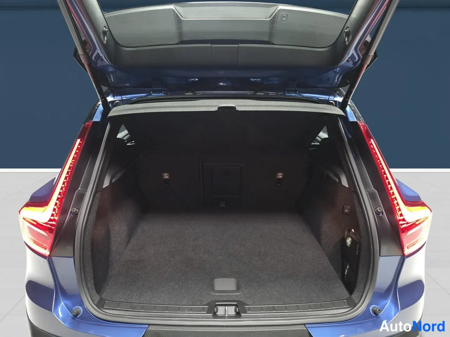 Blue Volvo XC40 2021, photo 11