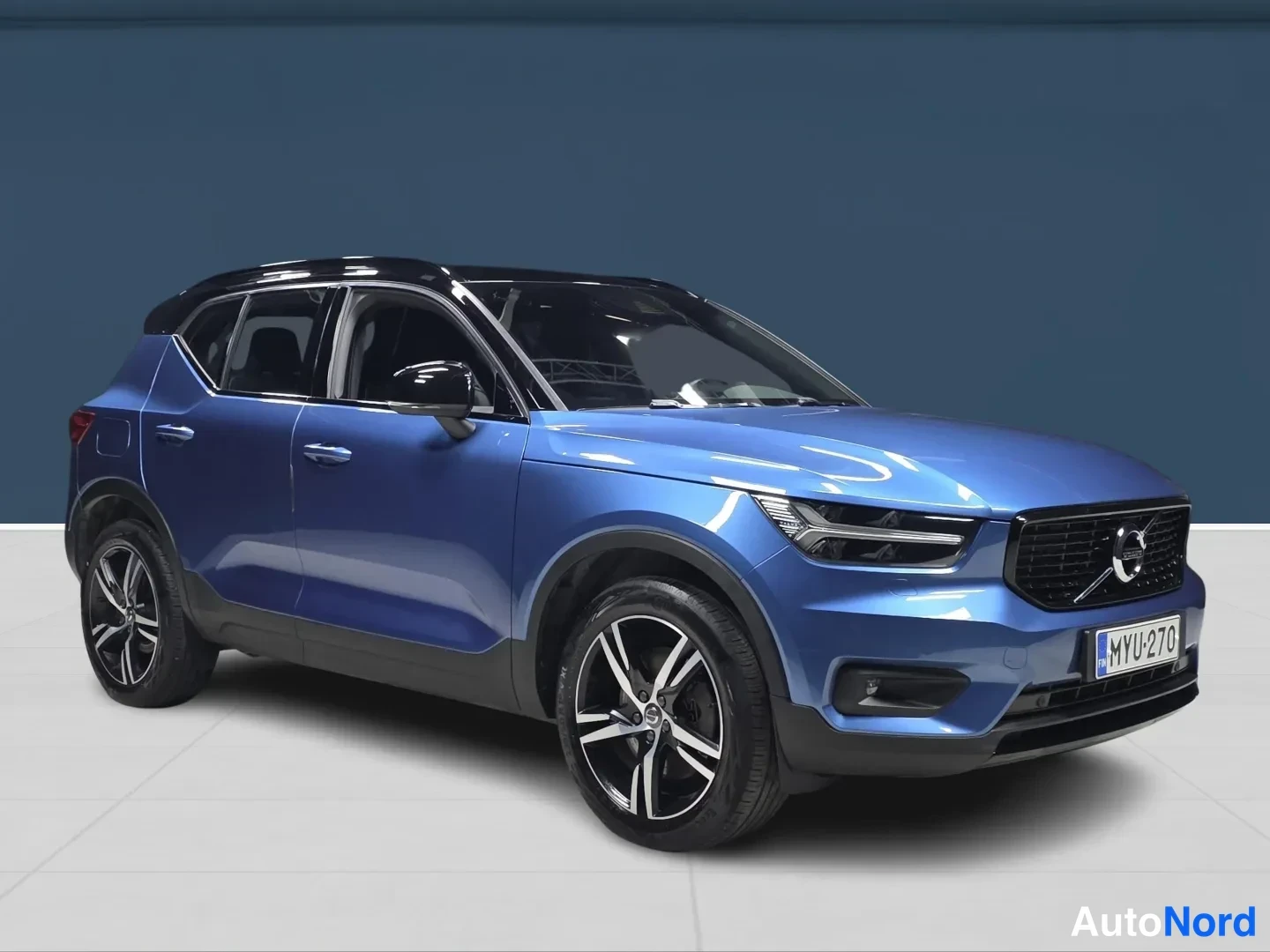 Blue Volvo XC40 2021, front three-quarter, nose to the right, photo 2