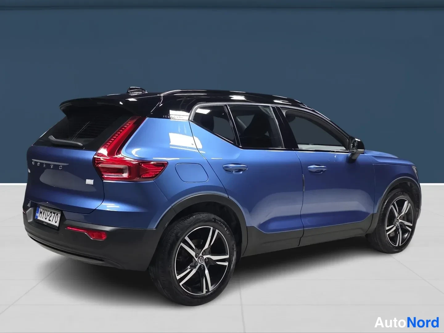 Blue Volvo XC40 2021, rear three-quarter, photo 4