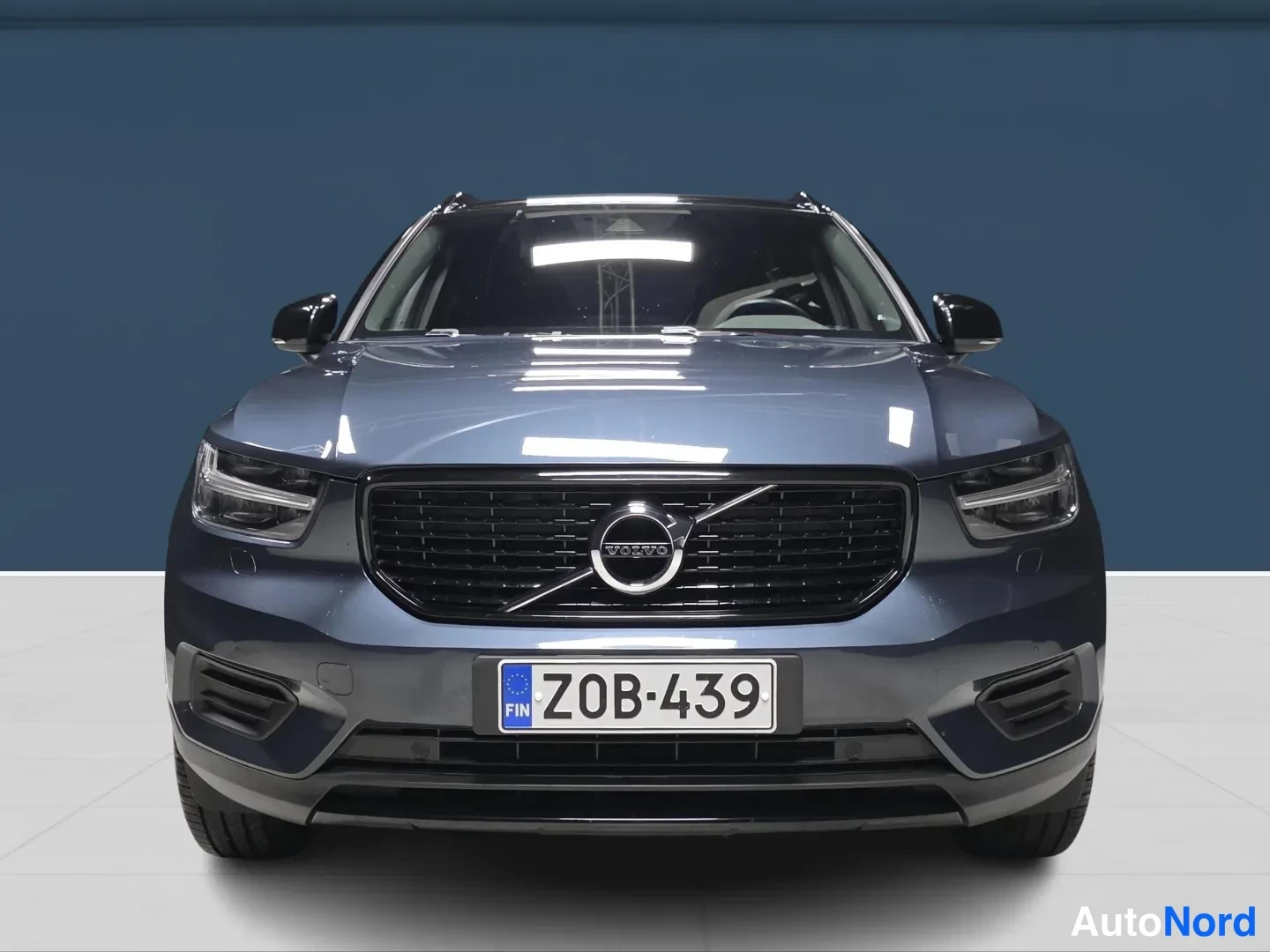 Blue Volvo XC40 2022, front, photo 3