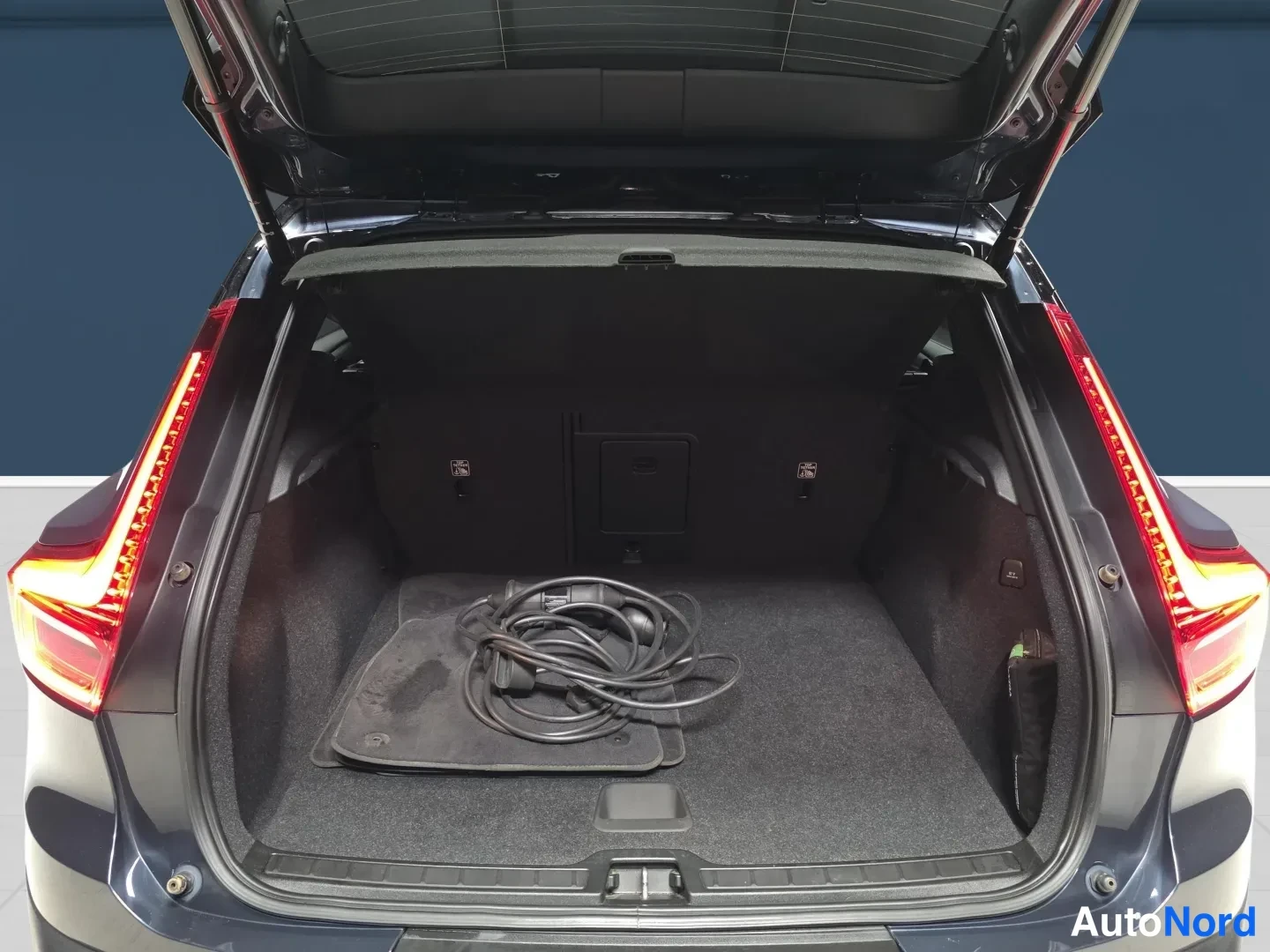 Blue Volvo XC40 2022, rear, photo 7