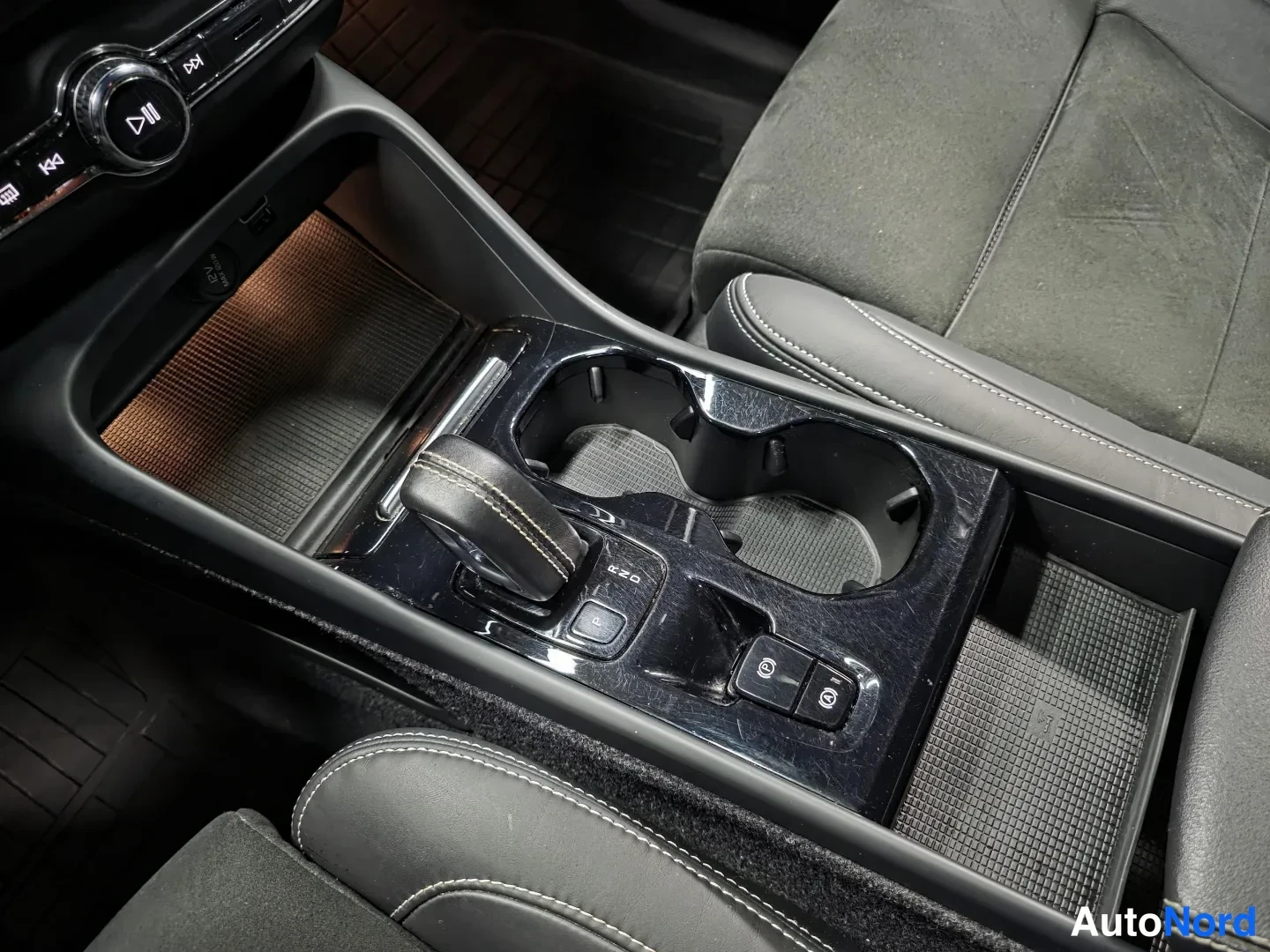 Blue Volvo XC40 2022, photo 15