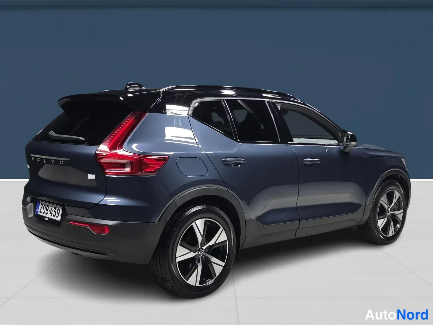 Blue Volvo XC40 2022, rear three-quarter, photo 5