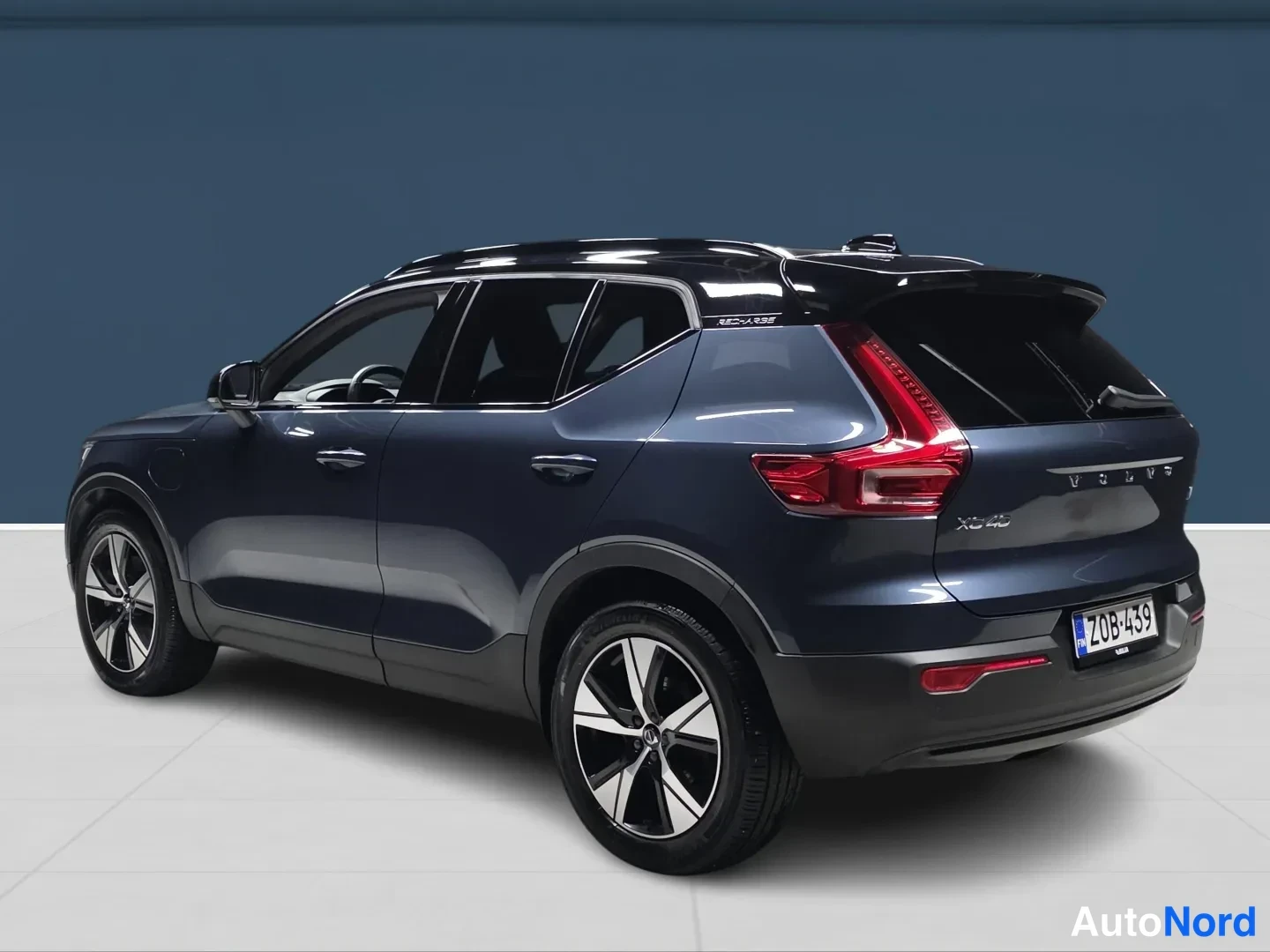Blue Volvo XC40 2022, rear three-quarter, photo 4