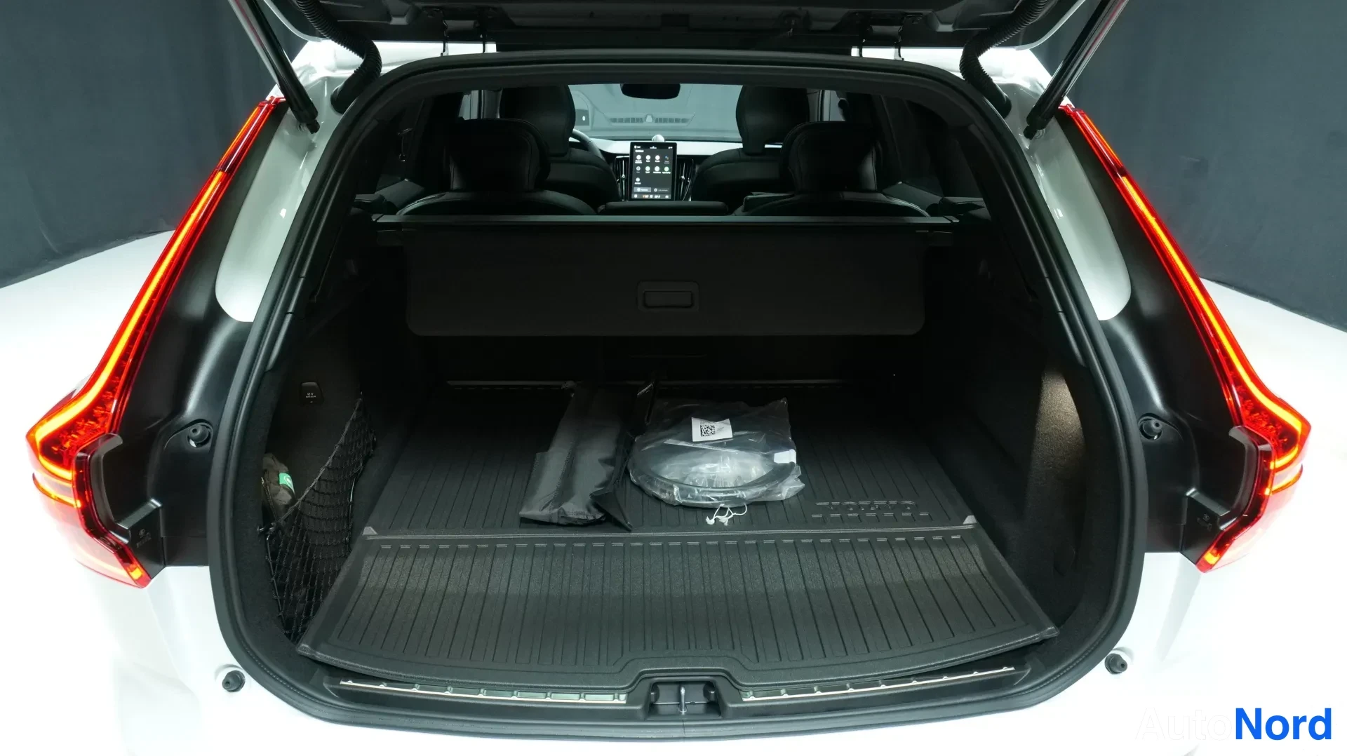 Valkoinen Volvo XC60 2026, kuva 14