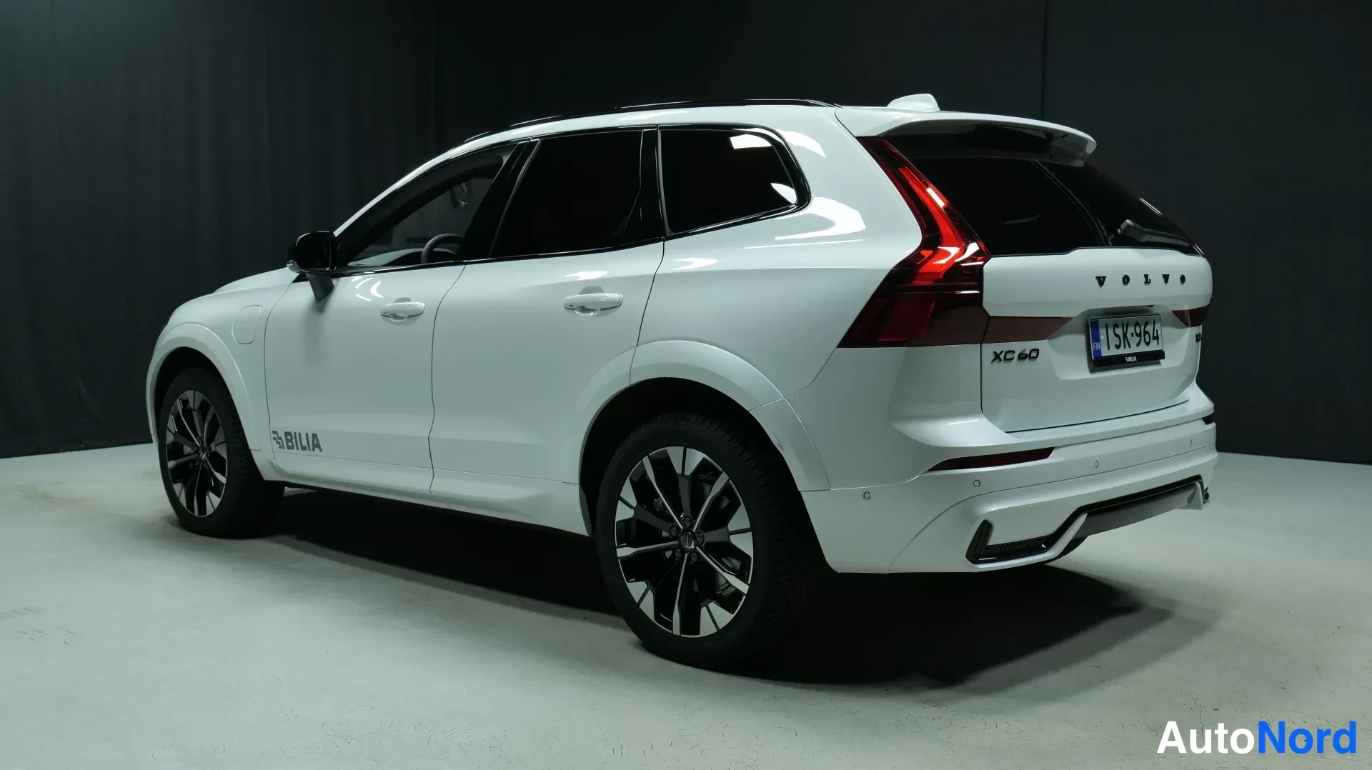 Valkoinen Volvo XC60 2026, takaviisto, kuva 3
