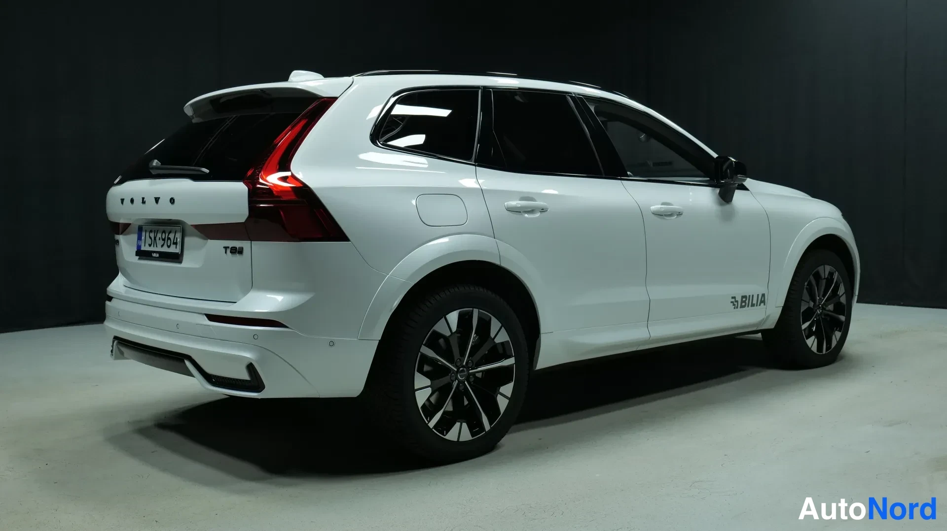 Valkoinen Volvo XC60 2026, takaviisto, kuva 4