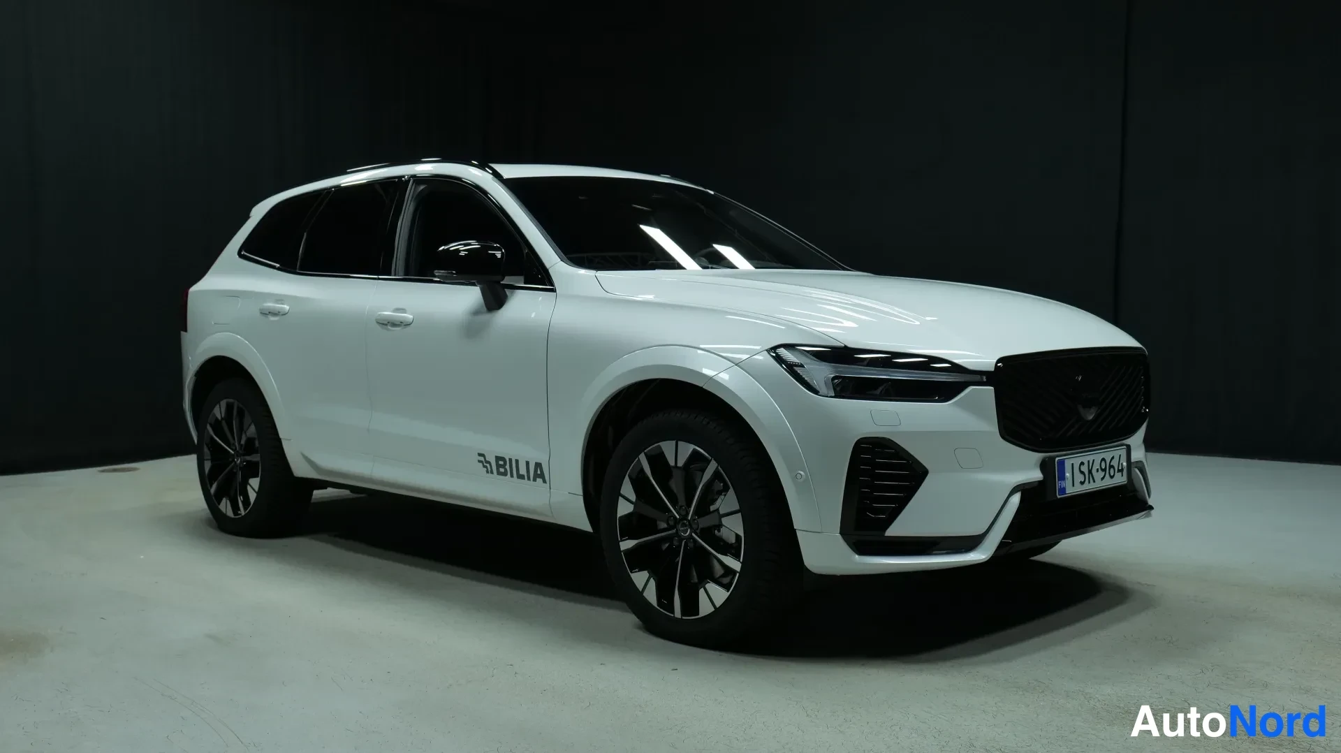 Valkoinen Volvo XC60 2026, etuviisto, keula oikealle, kuva 2
