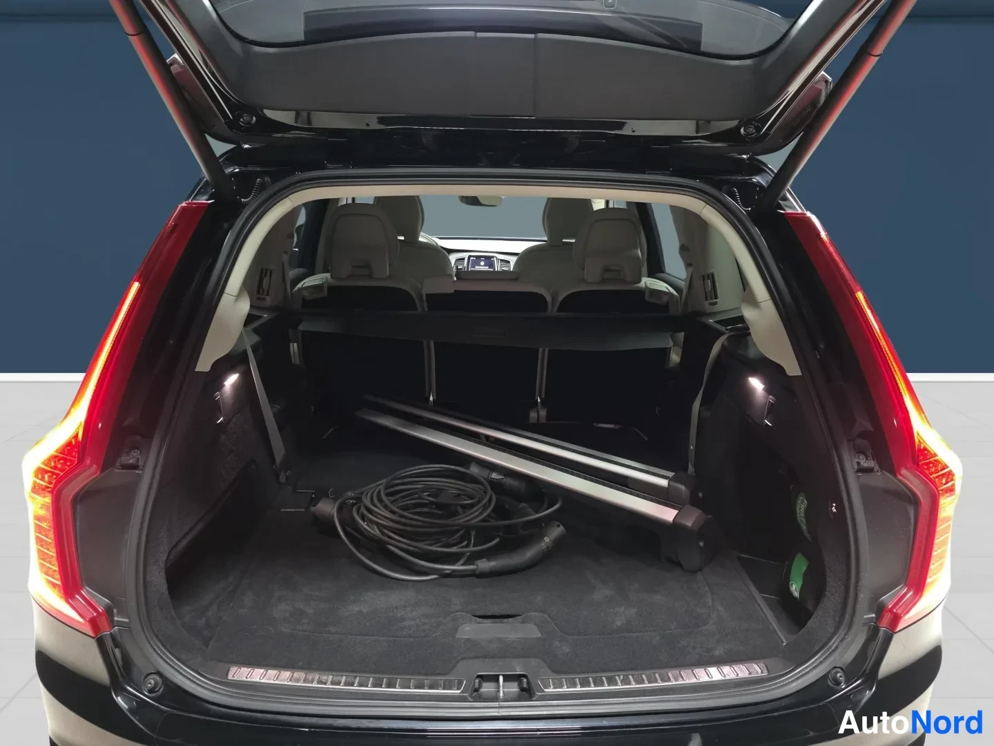 Svart Volvo XC90 2023, bild 7