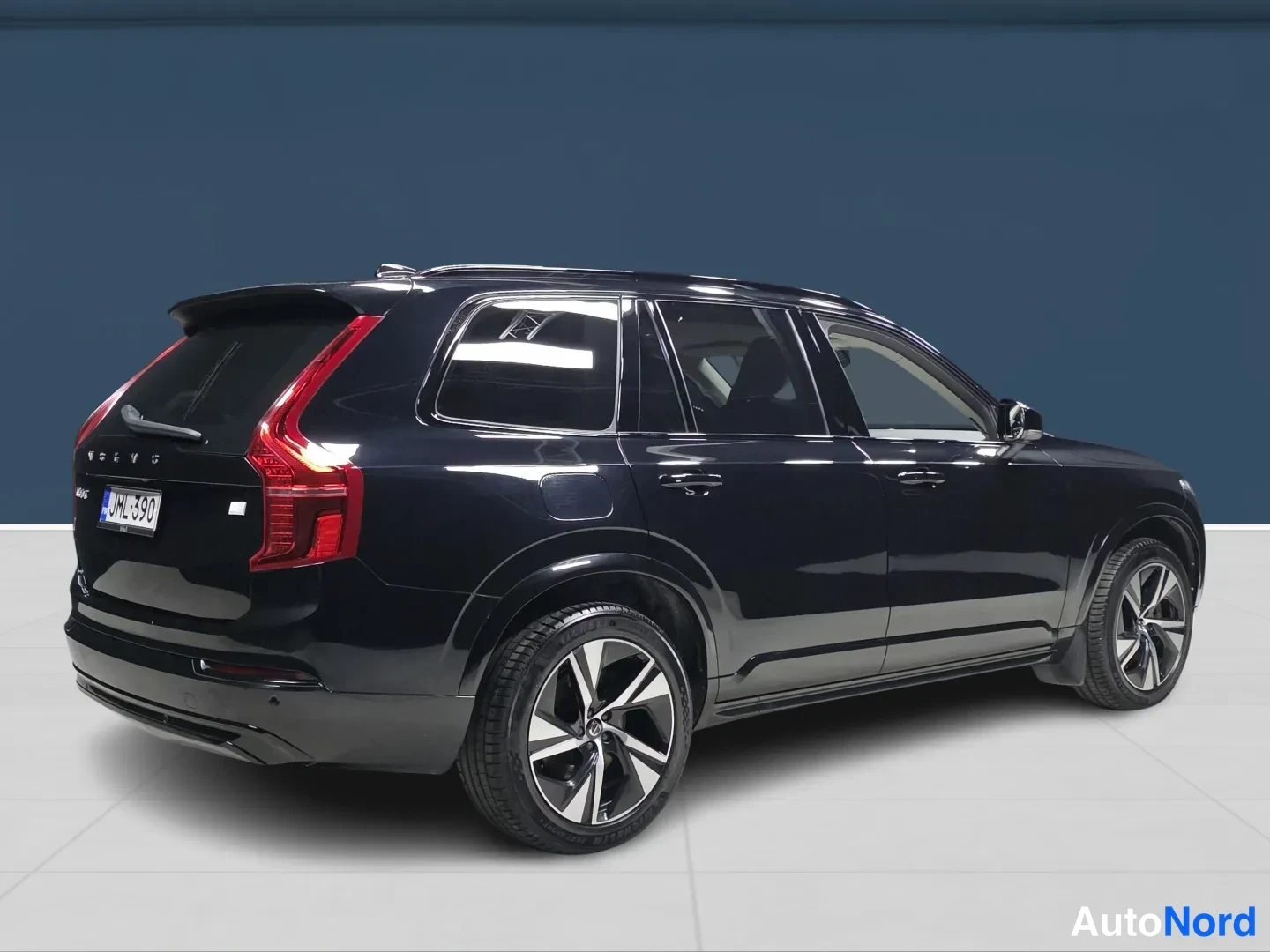 Svart Volvo XC90 2023, bild 4
