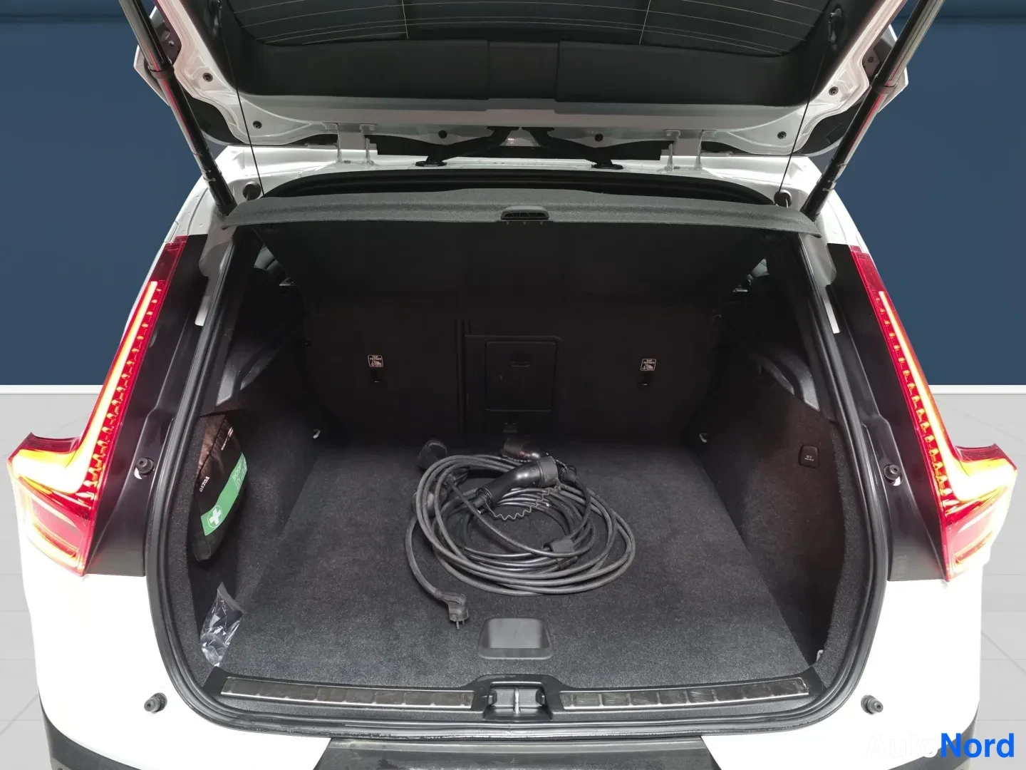 White Volvo XC40 2022, photo 7