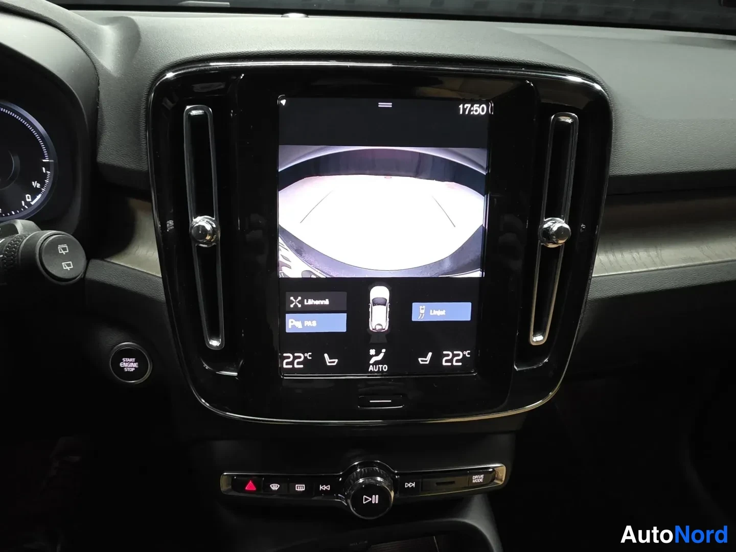 White Volvo XC40 2022, photo 13