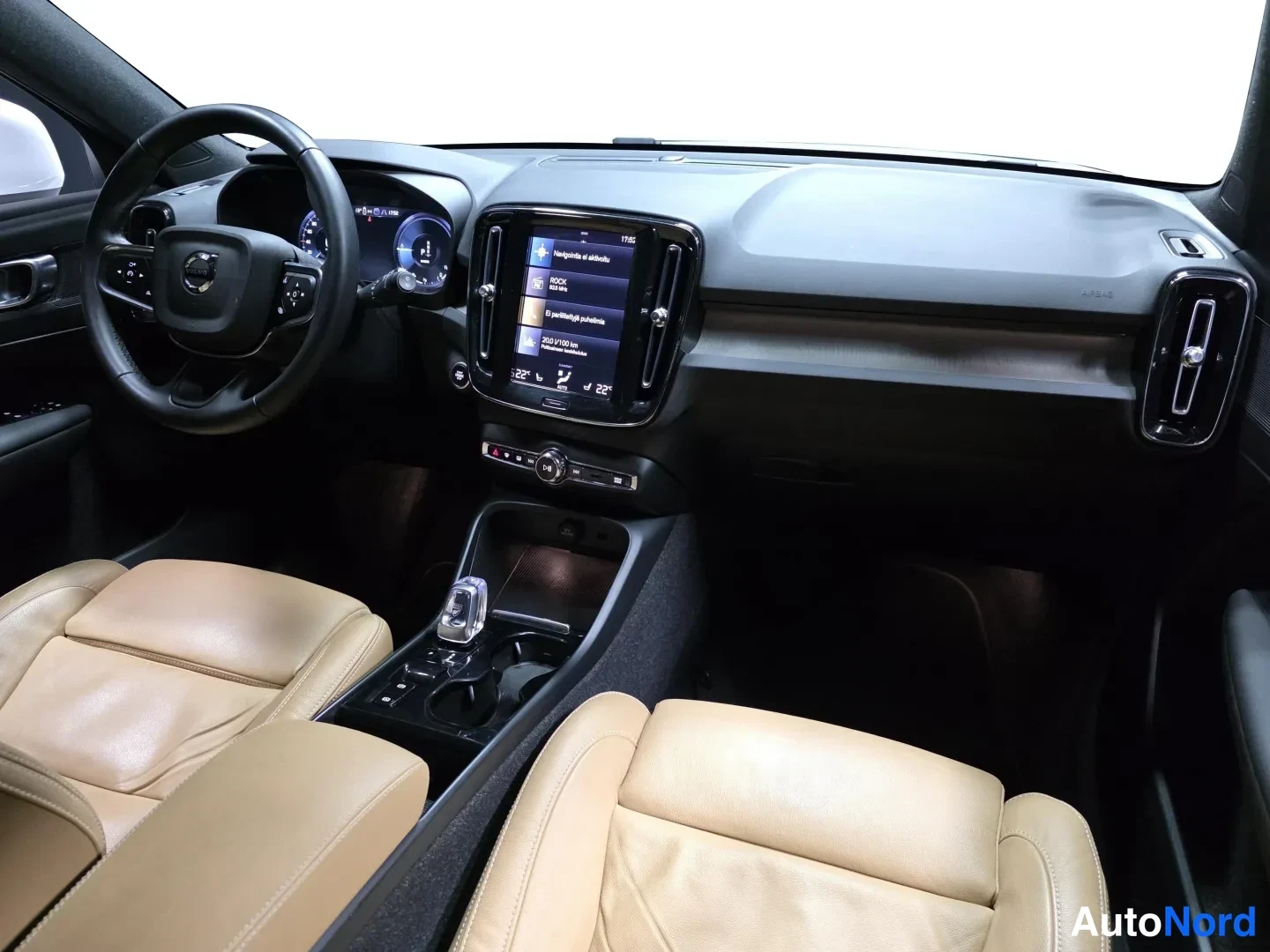 White Volvo XC40 2022, photo 16