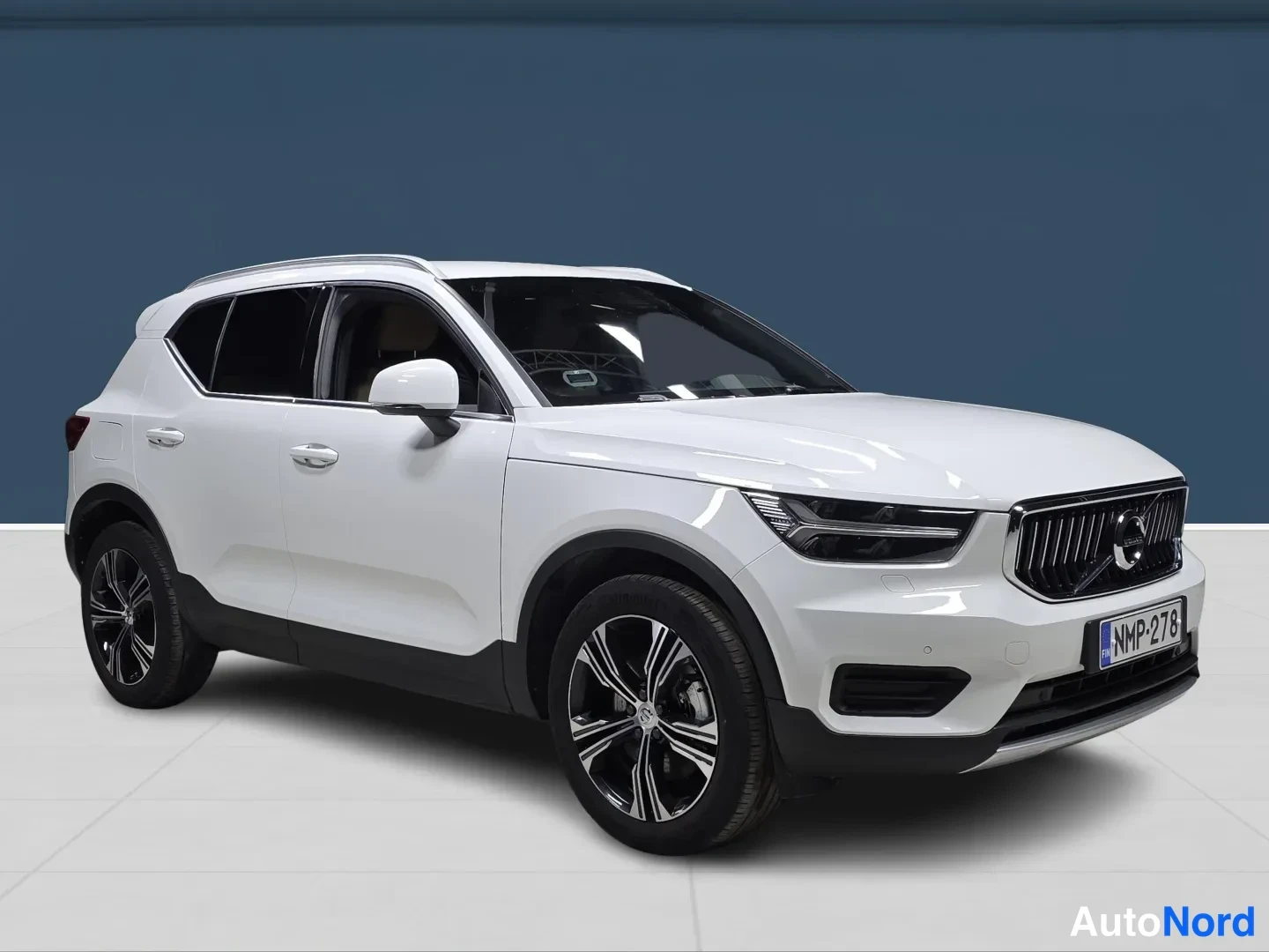 White Volvo XC40 2022, photo 2
